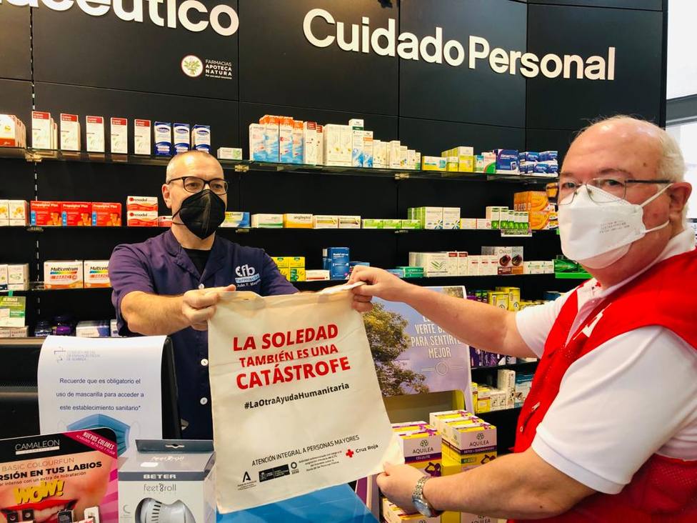 Cruz Roja busca el apoyo de los comercios de Almería para prevenir la soledad no deseada de los mayores