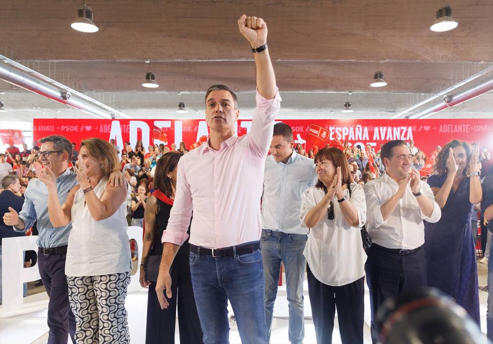 Pedro Sánchez al frente de muchos ministros de su nuevo Gobierno en campaña electoral