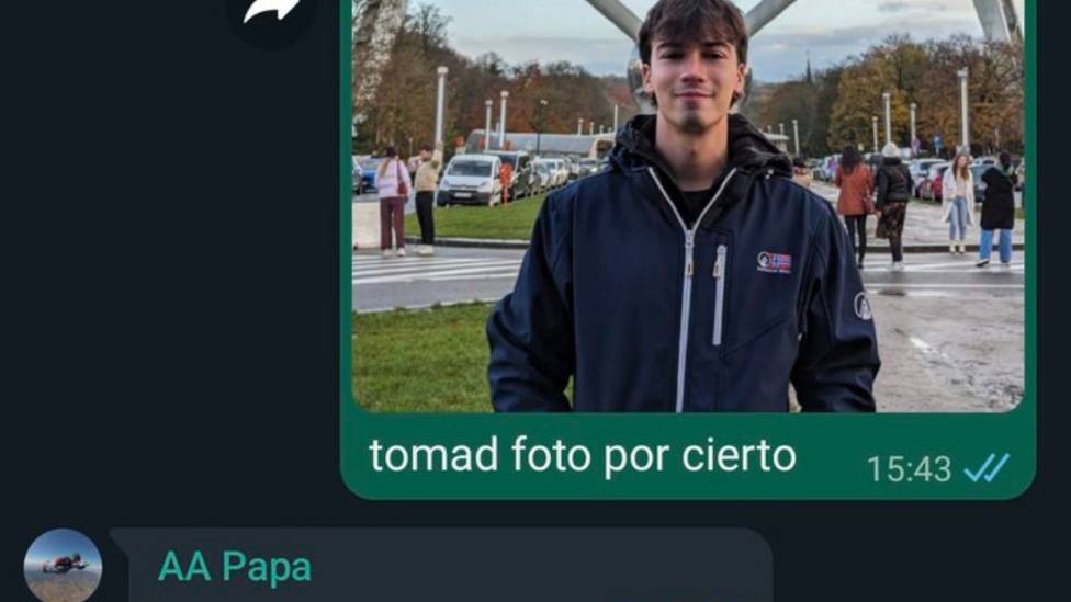 Le manda una foto a sus padres por WhatsApp y su respuesta se convierte en viral al instante