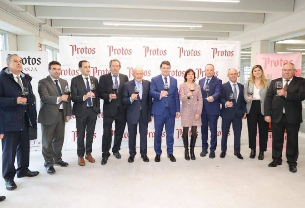 El presidente de la Junta de Castilla y León inaugura la nueva bodega y centro logístico de Protos