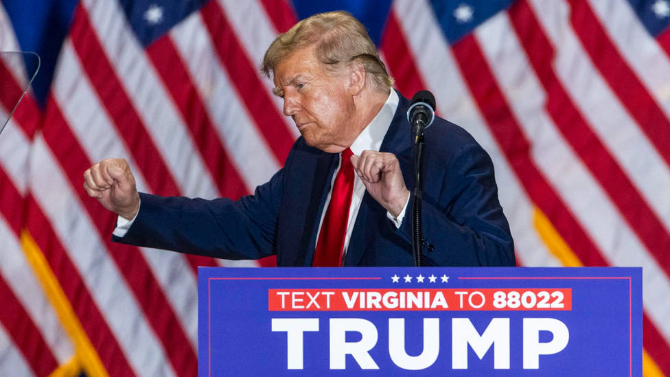 Donald Trump habla con sus seguidores durante un mitin de campaña en Virginia
