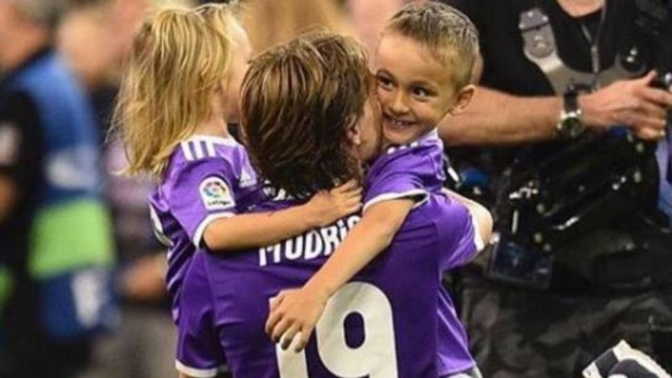Luka Modric con sus hijos Ivano y Emma