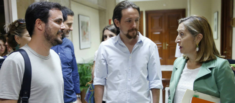 Alberto Garzón, Pablo Iglesias y Ana Pastor este jueves en el Congreso. EFE