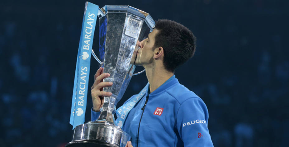 Djokovic besa la Copa Masters, tras ganar la final ante Federer. REUTERS