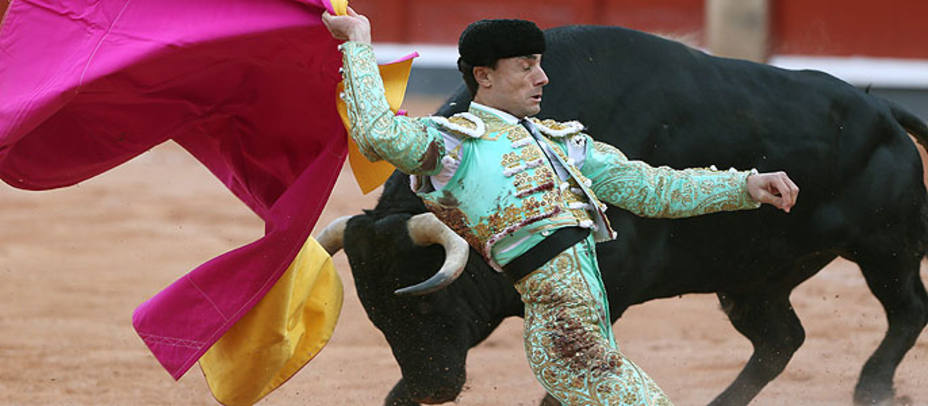 Con esta larga cambiada recibió Paco Ureña a uno de sus toros este sábado en La Glorieta. EFE