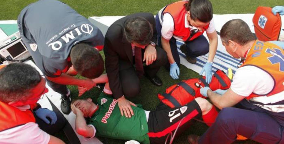 Iker Muniain es atendido tras lesionarse en el Sánchez Pizjuán el pasado sábado (Reuters)