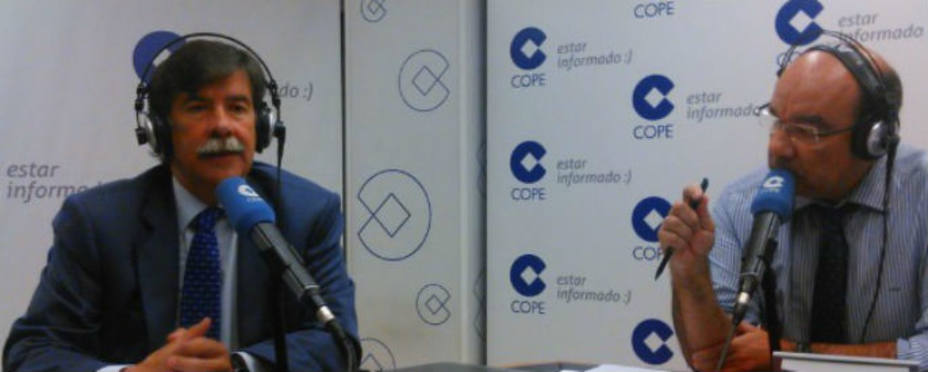 Javier Urra en un momento de la entrevista en La Mañana con Ángel Expósito