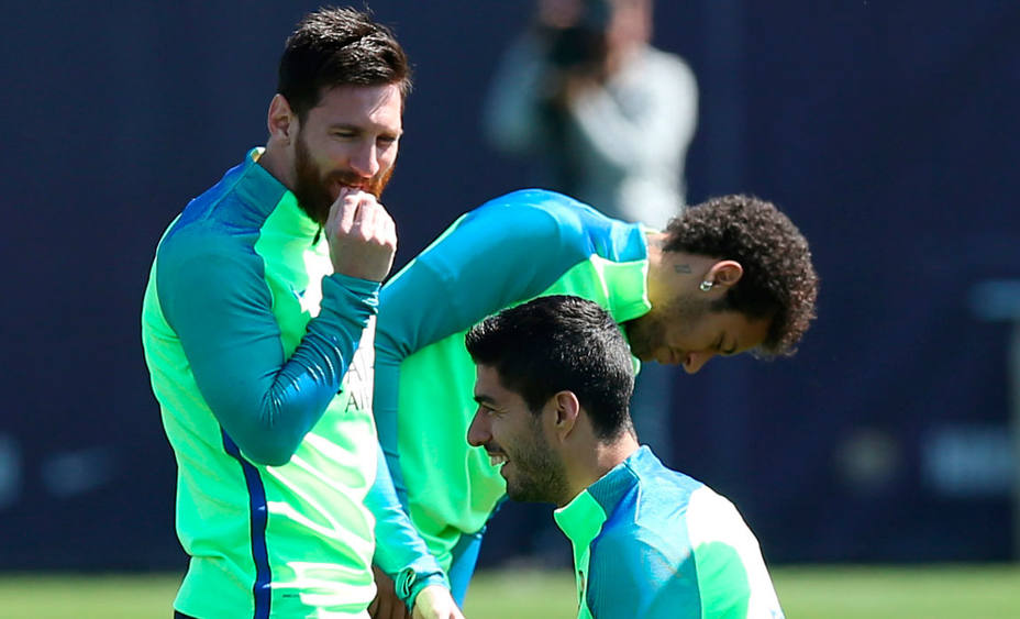 Messi, Suárez y Neymar, durante el último entrenamiento de la semana. REUTERS