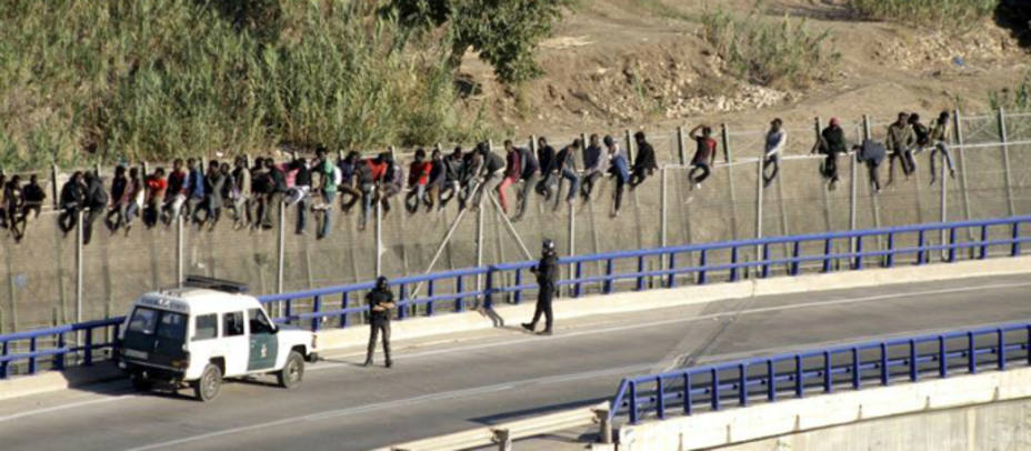 Unos sesenta subsaharianos encaramados a la valla de Melilla. EFE