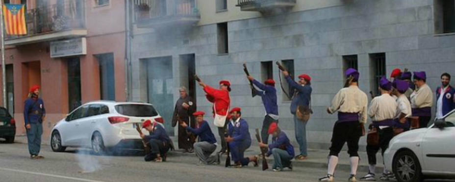 Los trabucaries lanzando las salvas delante de la casa del concejal del PP. PP Cardedeu