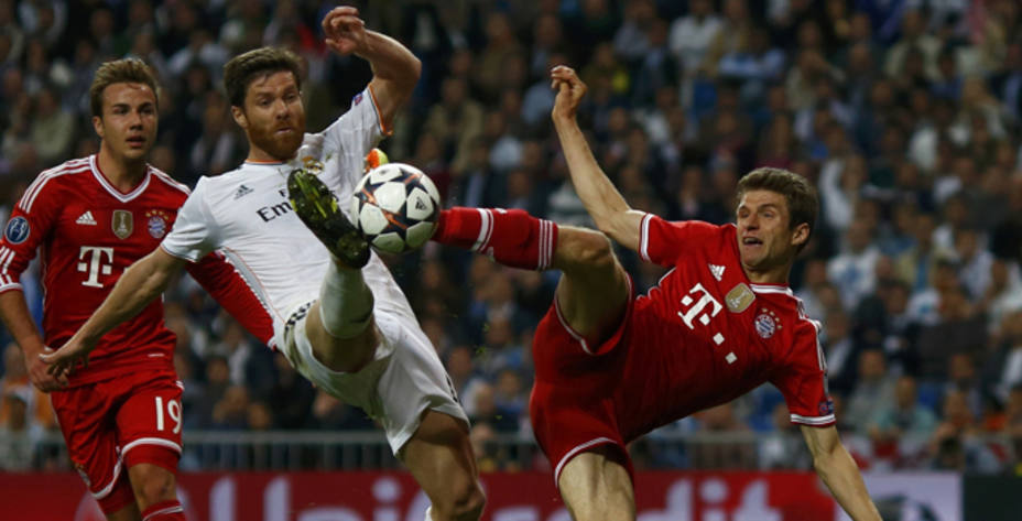 Xabi Alonso disputa un balón ante los que podrían ser sus próximos compañeros del Bayern (Reuters)