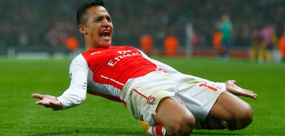 Alexis celebra el gol que le sentenció el pase a octavos para el Arsenal. REUTERS