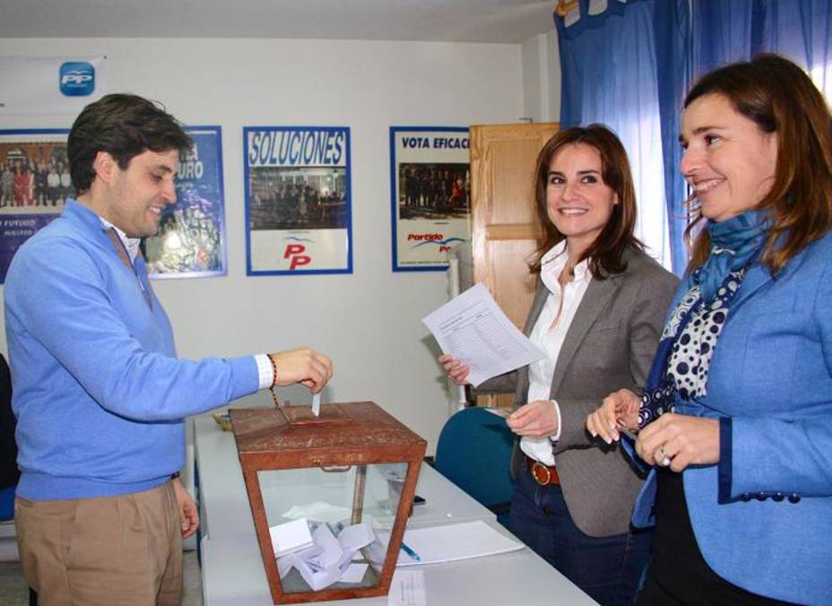 Daniel Pérez ejerce su derecho a voto en la Asamblea Local