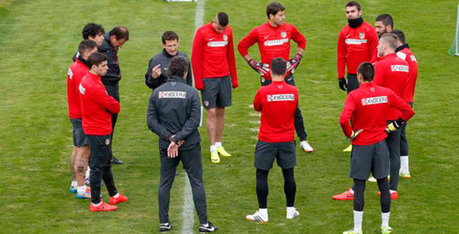 Simeone citó a 20 jugadores para el encuentro del Camp Nou. Foto: Atlético.