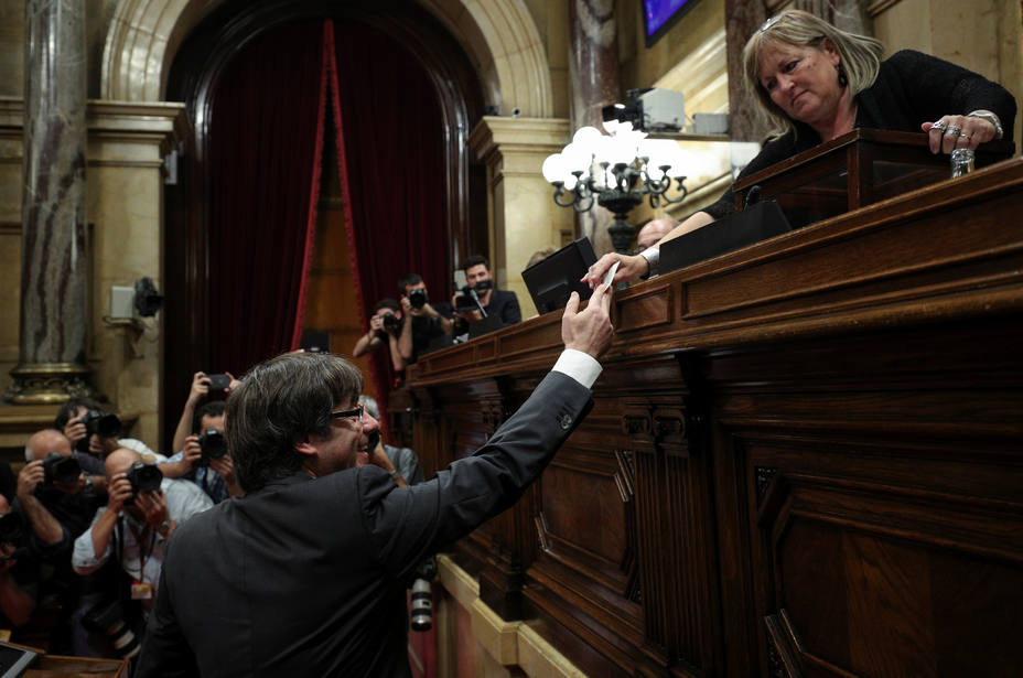 Carles Puigdemont deposita su voto en la urna colocada en el Parlamento de Cataluña