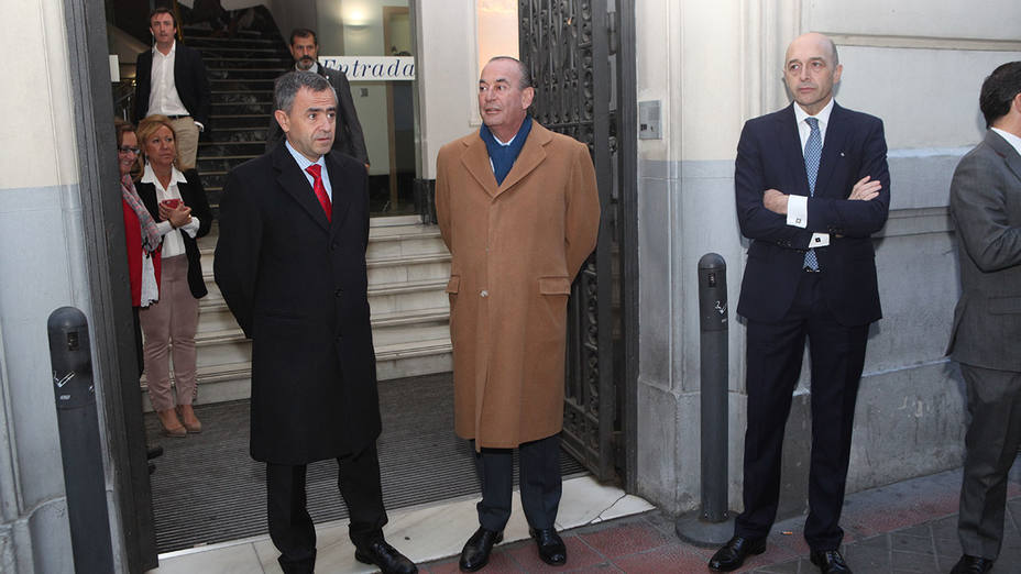 Fernando Giménez Barriocanal, Rafael Pérez del Puerto y Julián Velasco esperan al presidente del Gobierno