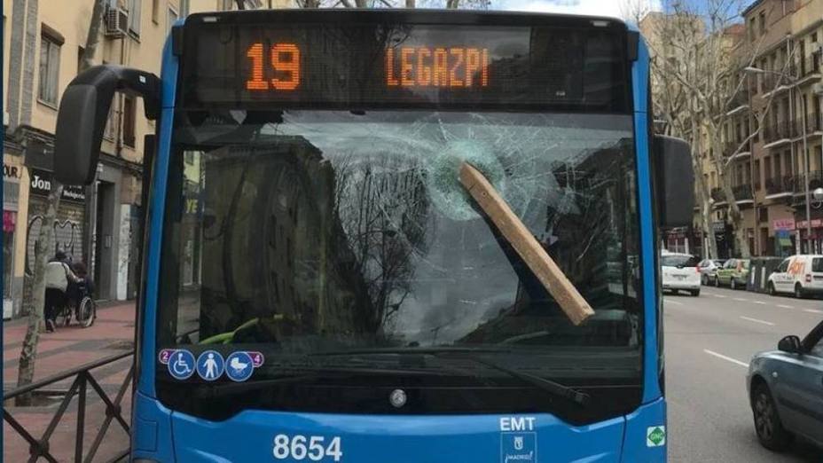 Detenido por agredir a conductor de autobús rompiendo la luna con un tablón