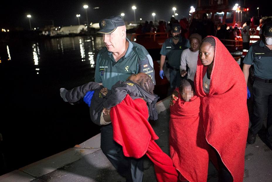 Llegan a Motril 116 personas rescatadas de dos pateras en aguas de Alborán