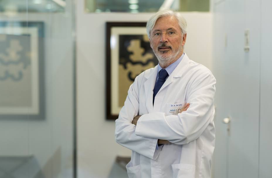 El doctor Antonio De Lacy usa por primera vez una técnica que mejora el postoperatorio en cirugía de esófago y estómago