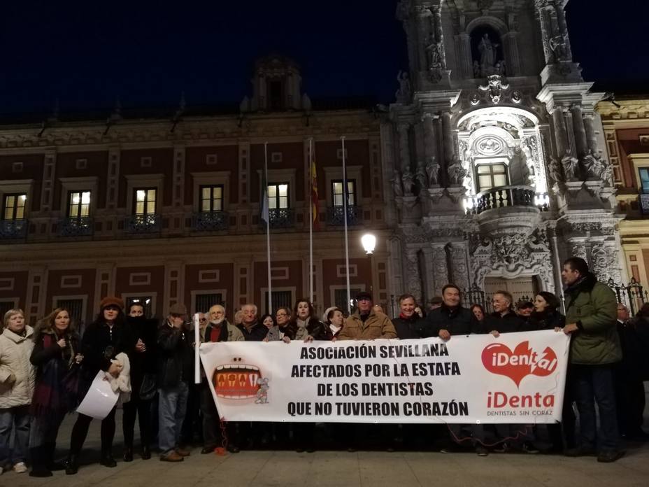 Cientos de afectados por el cierre de iDental en Sevilla y Córdoba se manifiestan por una salud bucodental pública