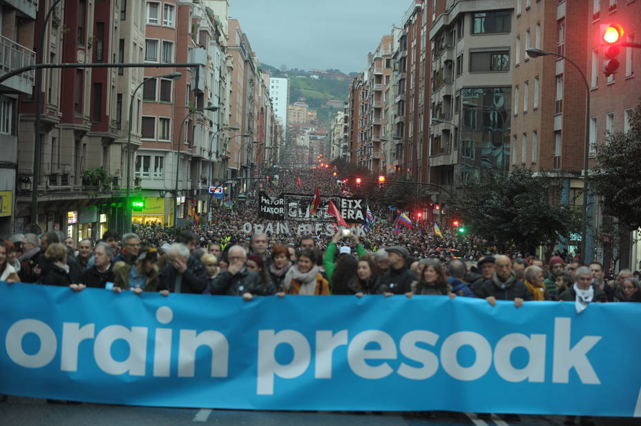 Decenas de miles de personas rechazan en Bilbao la dispersión de presos de ETA y las promesas incumplidas del Gobierno