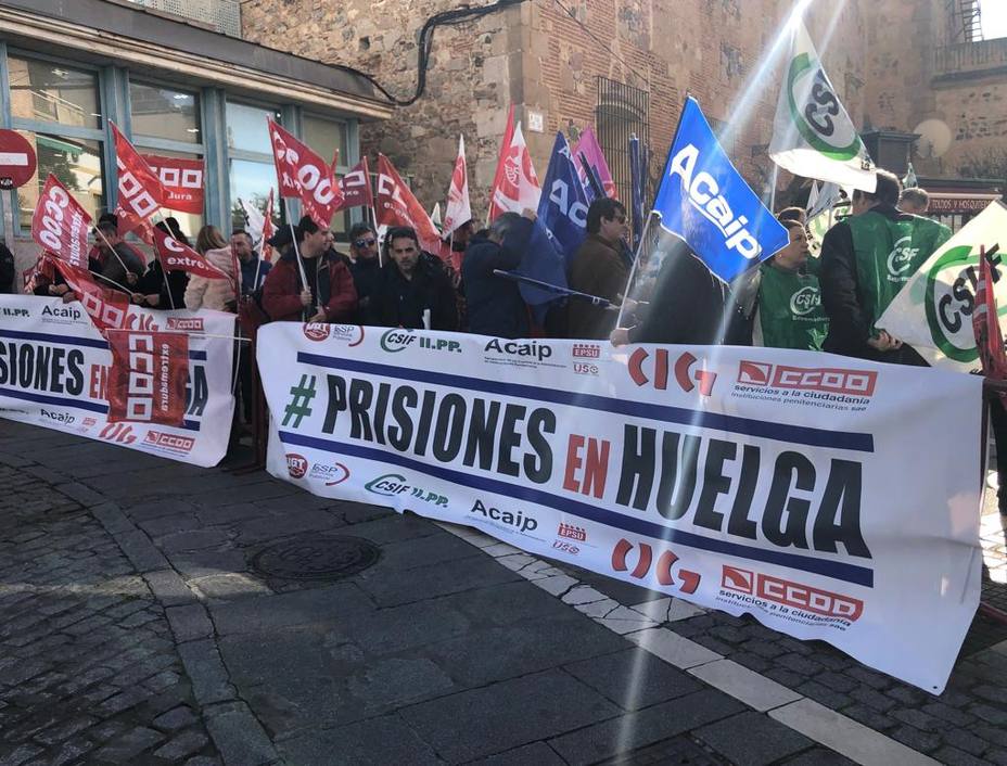 La Plataforma sindical de prisiones frente a la Asamblea de Extremadura