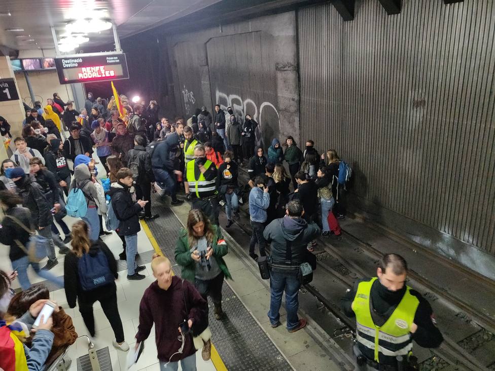 Unos 500 estudiantes interrumpen la circulación de trenes de cercanías en plaza Cataluña