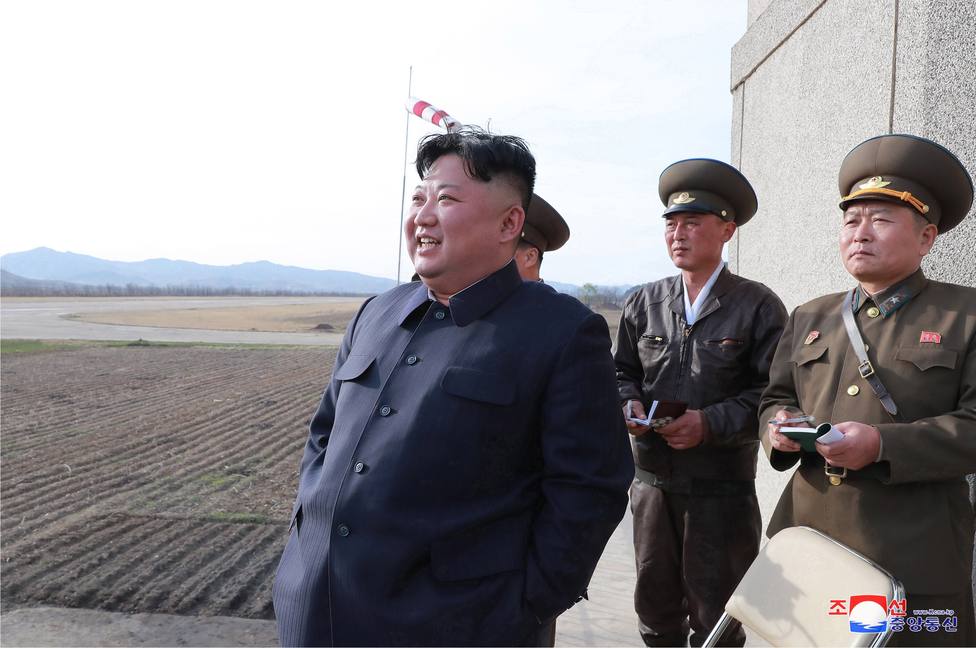 Líder norcoreano supervisa ejercicio militar