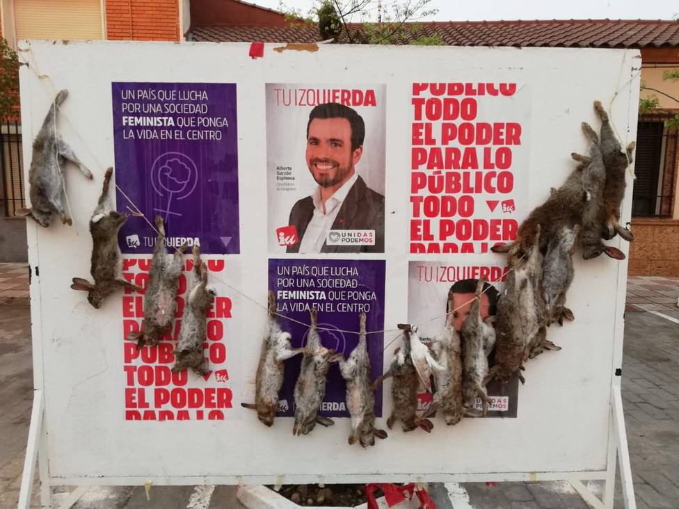 Cuelgan 16 conejos muertos en un cartel electoral de Garzón en Toledo