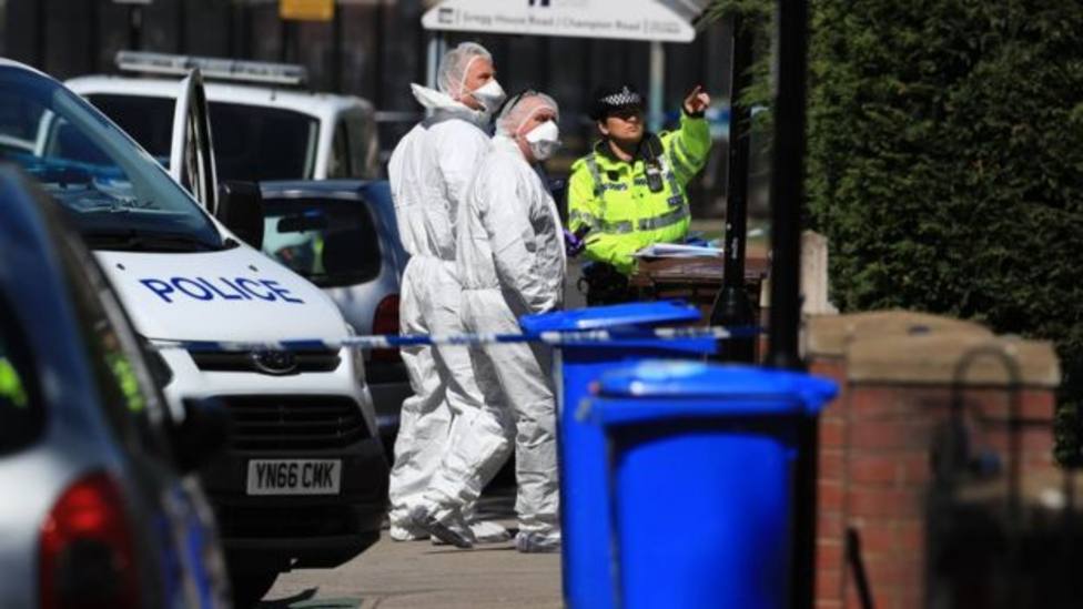 Los forenses de la Policía de South Yorkshire recogiendo pruebas