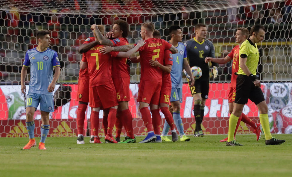 Bélgica celebra uno de los goles ante Escocia (EFE)