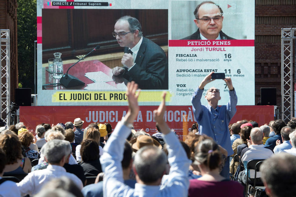 Òmnium Cultural coloca pantallas en Barcelona para seguir el juicio del procés