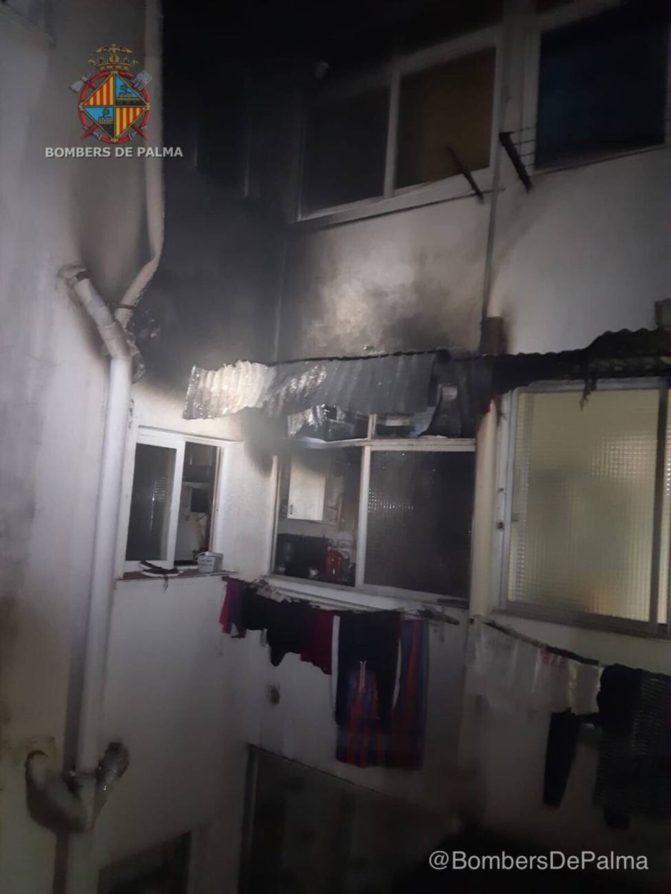 Desalojan un edificio de viviendas de Palma por un incendio causado por una sartén olvidada al fuego