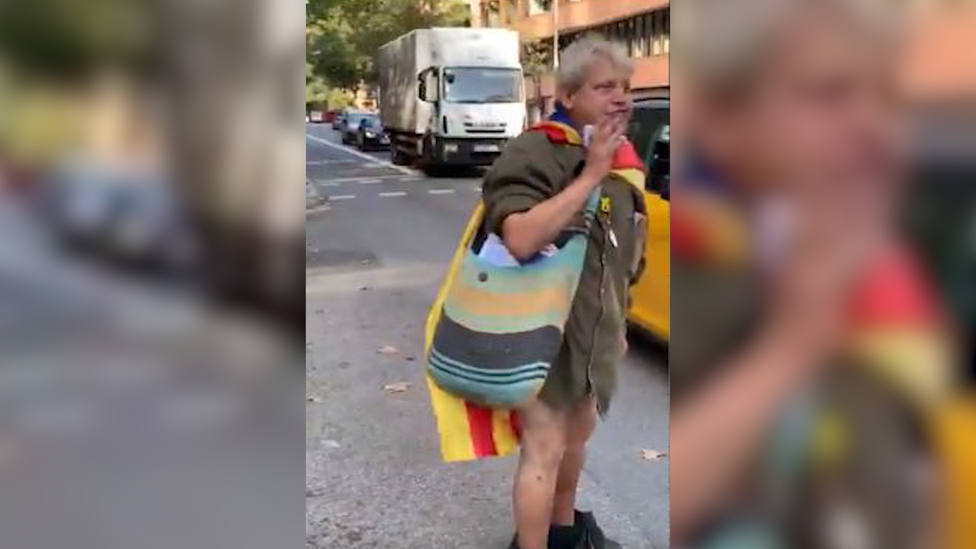 La curiosa escena de un independentista con los pantalones bajados en la Diada que se ha hecho viral