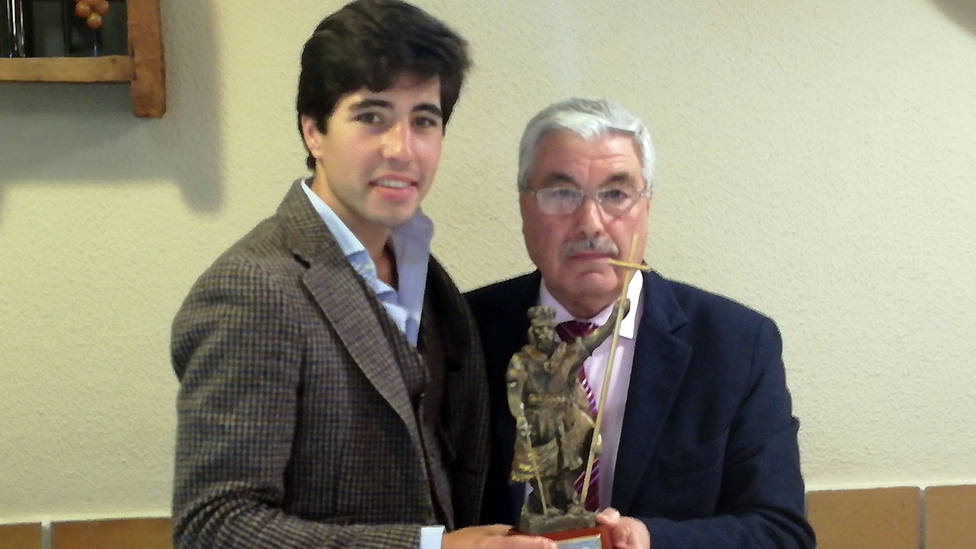 Álvaro Lorenzo recogiendo el premio que le proclama triunfador de la Feria de Begoña de Gijón