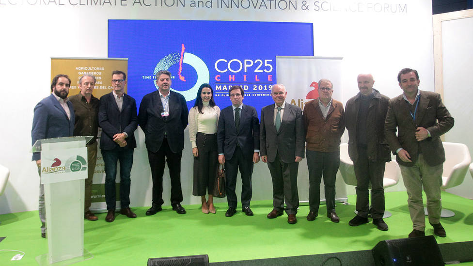 Los miembros de la Alianza Rural junto al alcalde de Madrid en la COP25