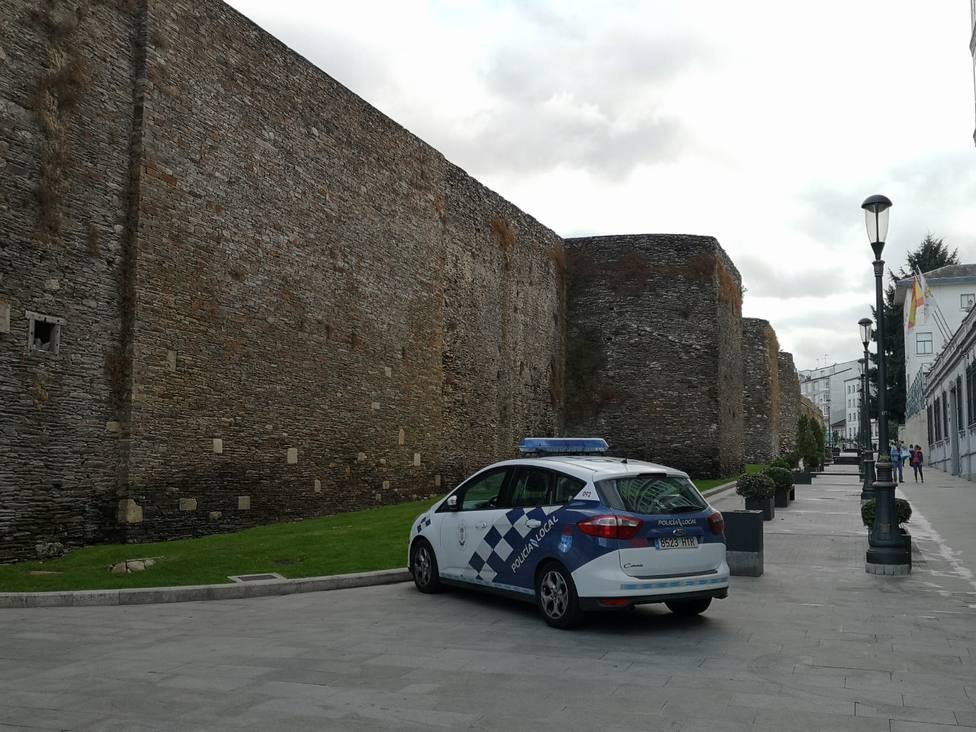 Un coche estuvo encendido 4 horas sin conductor en una plaza para discapacitados en Lugo
