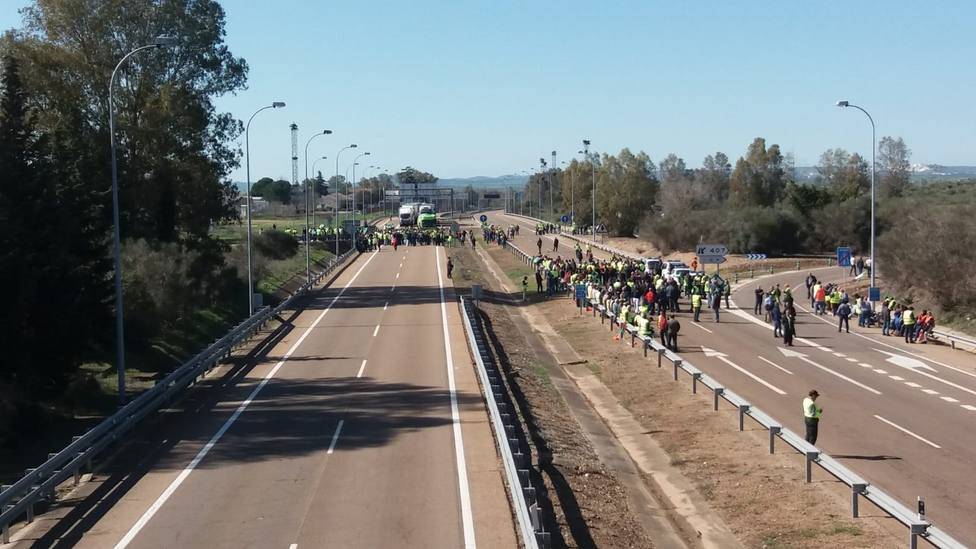 La autovía A-5 a la salida de Badajoz permanece cortada al tráfico en ambos sentidos por los agricultores