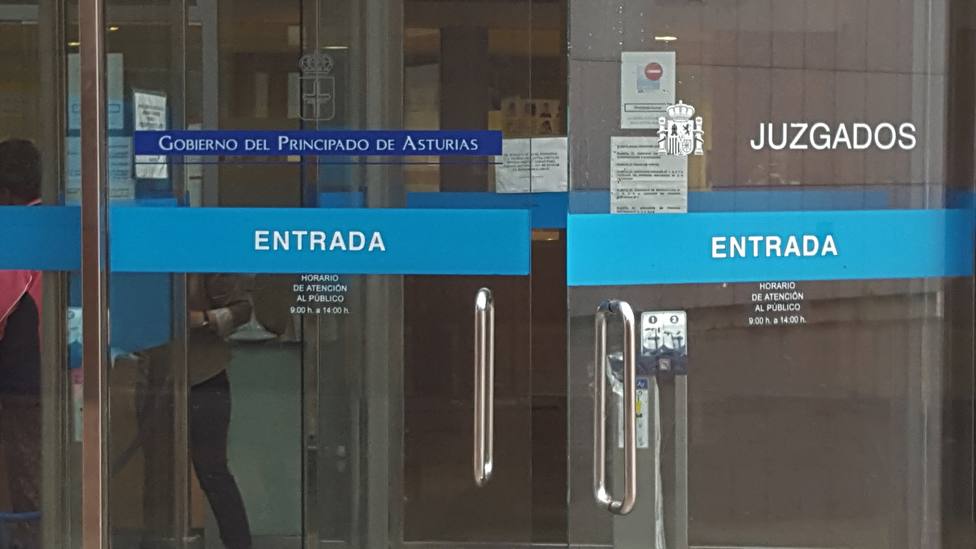 A juicio por espiar a menores con un móvil en un vestuario en Oviedo