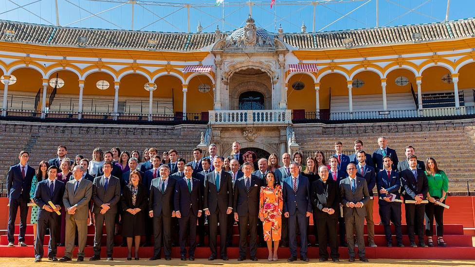 Felipe VI junto a los premiados por la Real Maestranza de Caballería de Sevilla