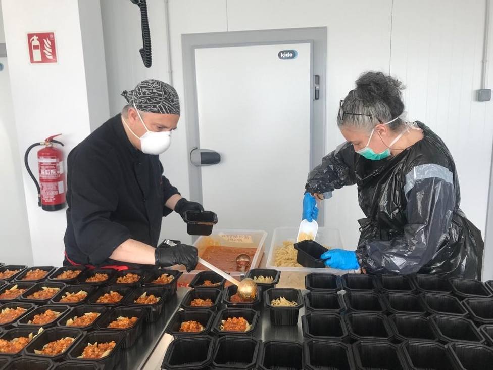Cocineros de la Asociación de Restaurantes de Alicante preparan menús para comedores sociales