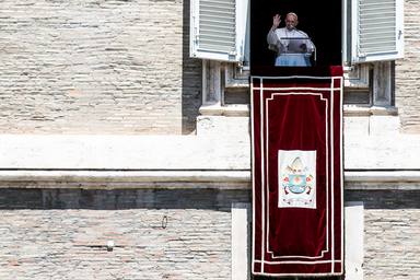 El Papa Francisco, asomado a la Plaza de San Pedro este domingo