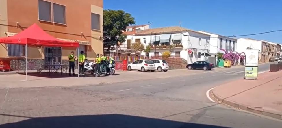 Puesto de control de la Guardia Civil en Llera (Badajoz), localidad aislada socialmente. Foto: EuropaPress