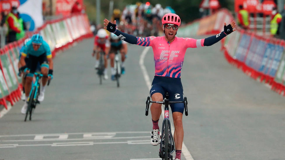 Michael Woods atraviesa en solitario la lìnea de meta de la 7ª etapa de La Vuelta. EFE