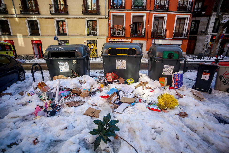 Madrid despliega toda la flota de basuras y recoge 1.100 toneladas esta noche