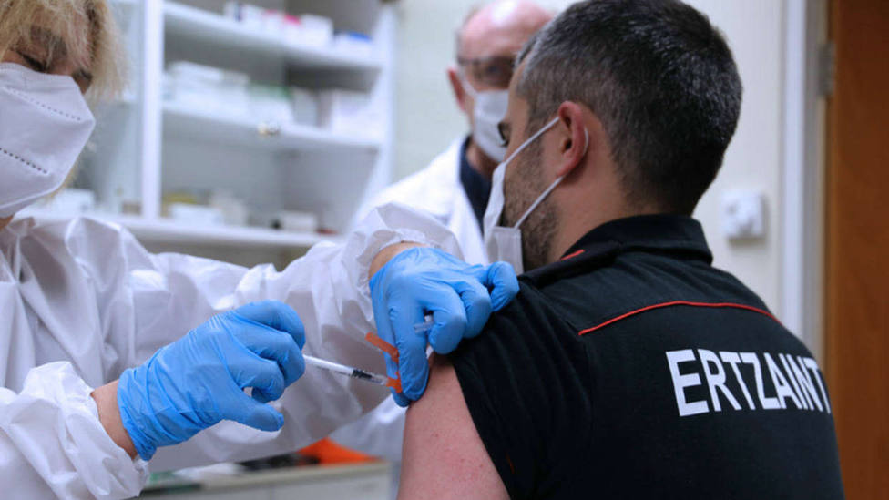 275 ertzainas ya se han vacunado contra la covid