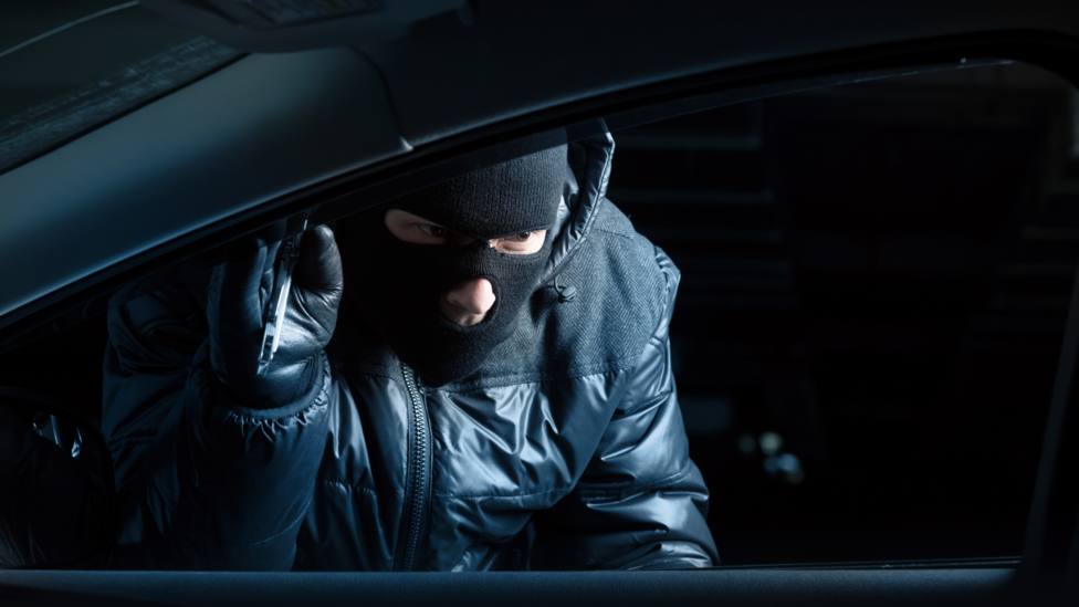 Recreación de un ladrón de vehículos en la noche