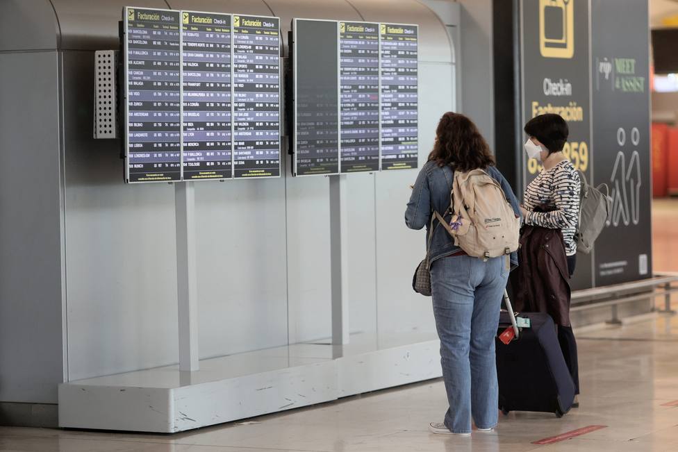 Madrid ha detectado viajeros con PCR positiva y exige más controles en Barajas