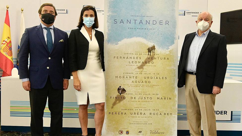 José María Garzón, Gema Igual e Indalecio Prieto junto a los carteles de Santander