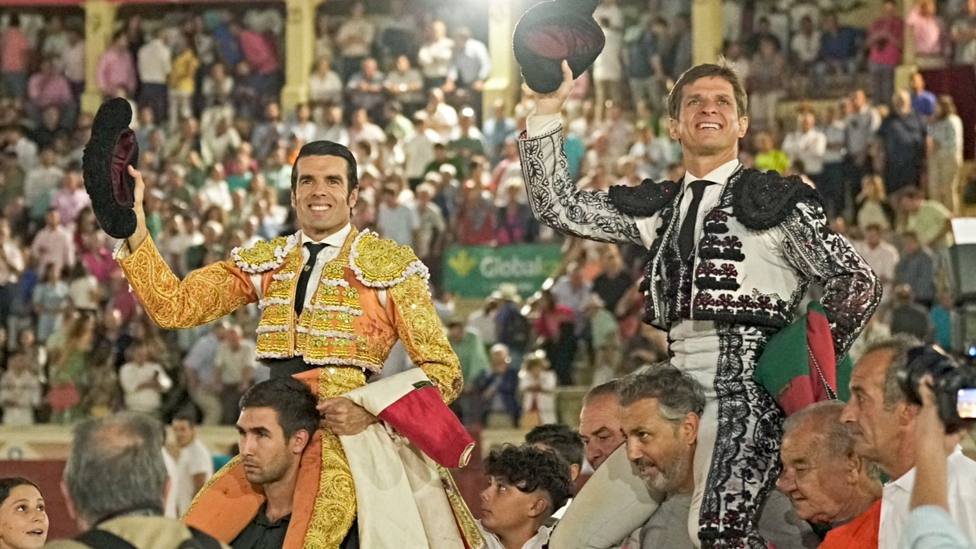 Emilio de Justo y El Juli en su salida a hombros este miércoles de la plaza de Cuenca